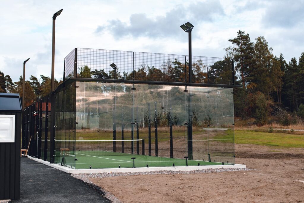 photo d'un nouveau terrain de padel avec parois en plexiglass, sport de raquette